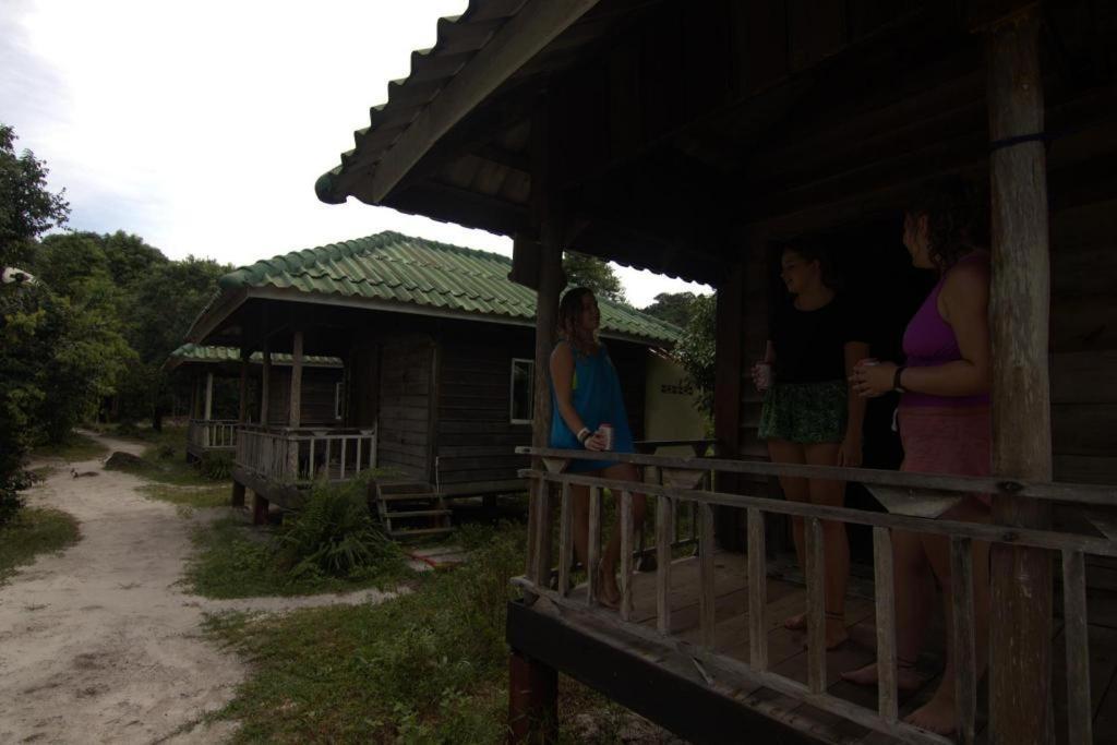 הוסטל קו רונג סנלואם Mad Monkey Koh Rong Samloem מראה חיצוני תמונה