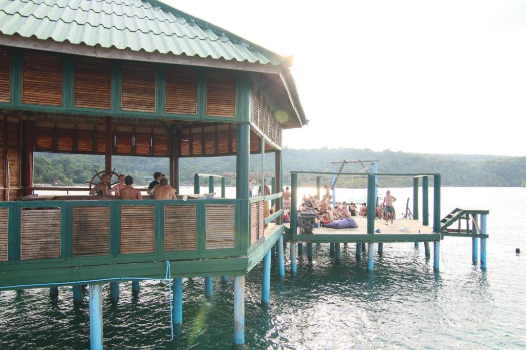 הוסטל קו רונג סנלואם Mad Monkey Koh Rong Samloem מראה חיצוני תמונה