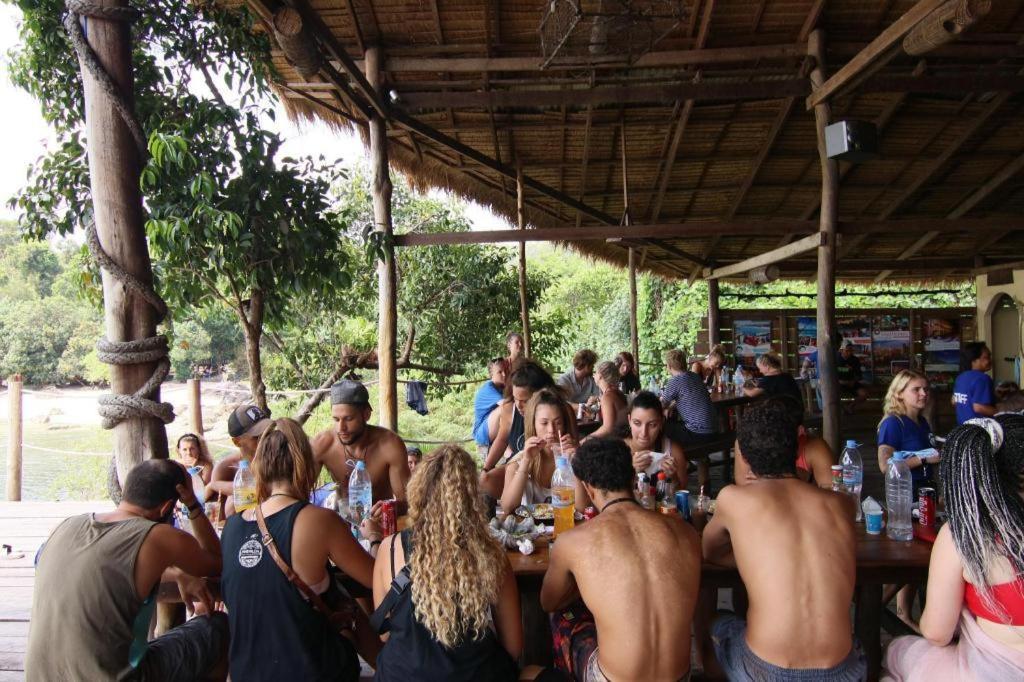 הוסטל קו רונג סנלואם Mad Monkey Koh Rong Samloem מראה חיצוני תמונה