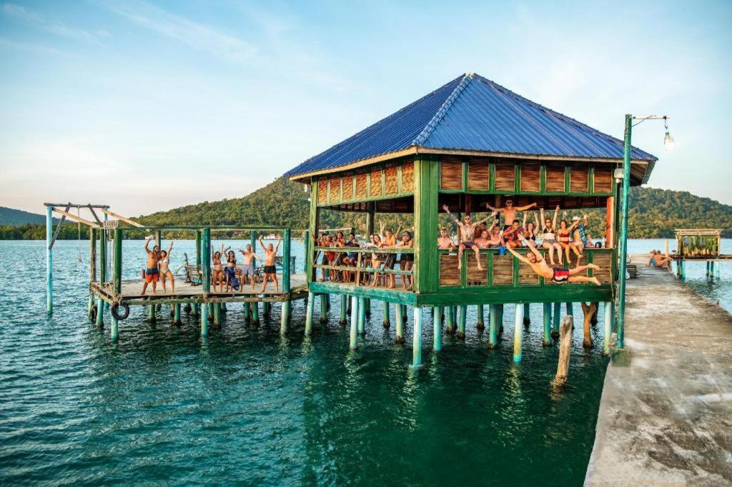הוסטל קו רונג סנלואם Mad Monkey Koh Rong Samloem מראה חיצוני תמונה